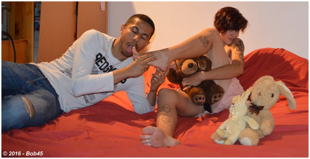 Kiki &amp; Bob45 - Je lèche et chatouille les délicieux pieds d'une hippie sexy par une chaude soirée d'été.