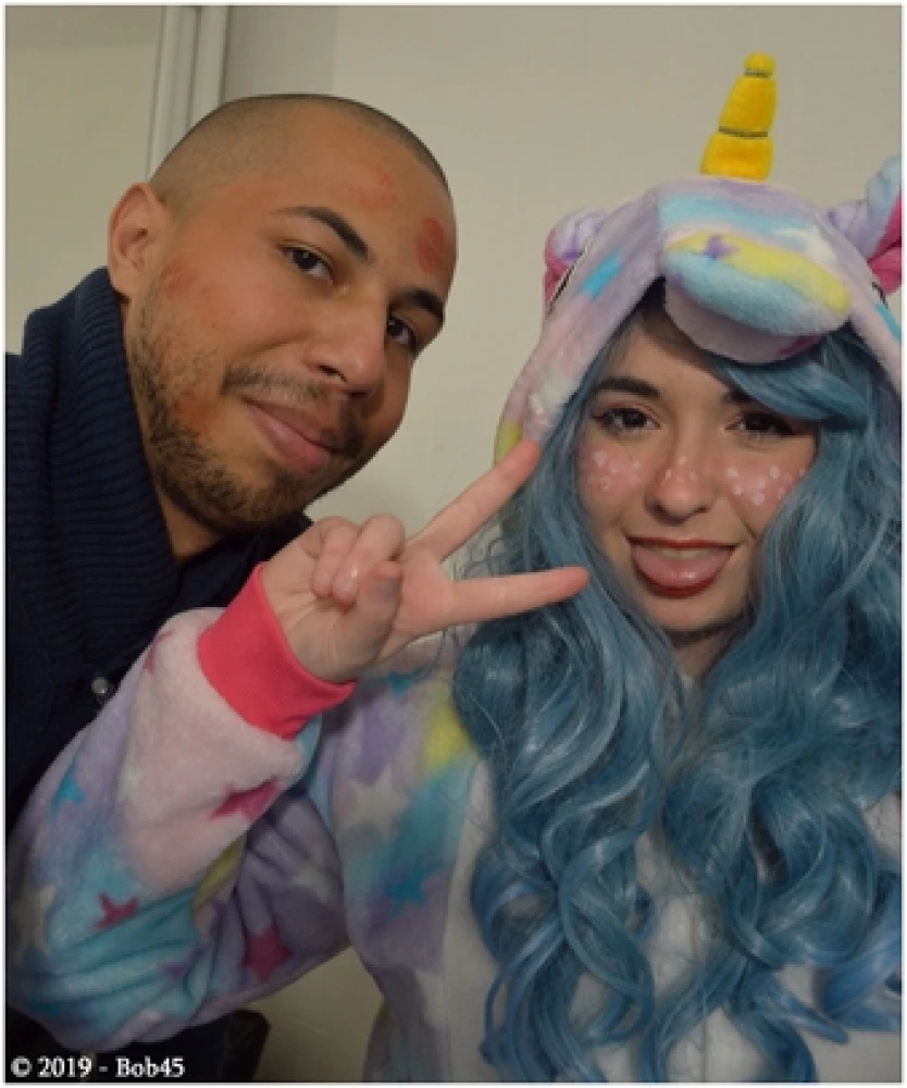 Estomy &amp; Bob45 - Une jolie cosplayeuse applique du rouge à lèvres sur ses lèvres pulpeuses et, à un moment donné, je me suis mis à ses pieds nus pour les sentir, les embrasser, les lécher et les chatouiller