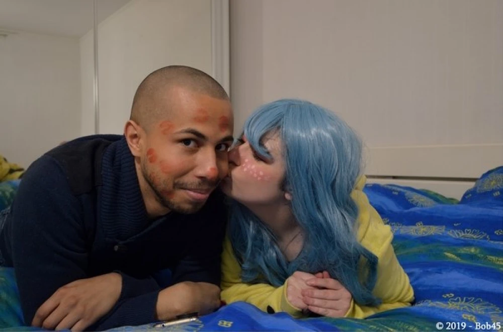 Estomy &amp; Bob45 - Une jolie cosplayeuse applique du rouge à lèvres sur ses lèvres pulpeuses et, à un moment donné, je me suis mis à ses pieds nus pour les sentir, les embrasser, les lécher et les chatouiller