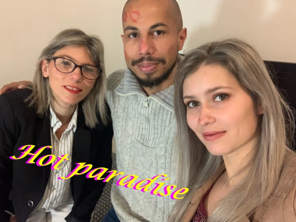 Yummy noun's, Chloé et Bob45 - Deux filles se mettent du rouge à lèvres puis me donnent plein de tendres baisers