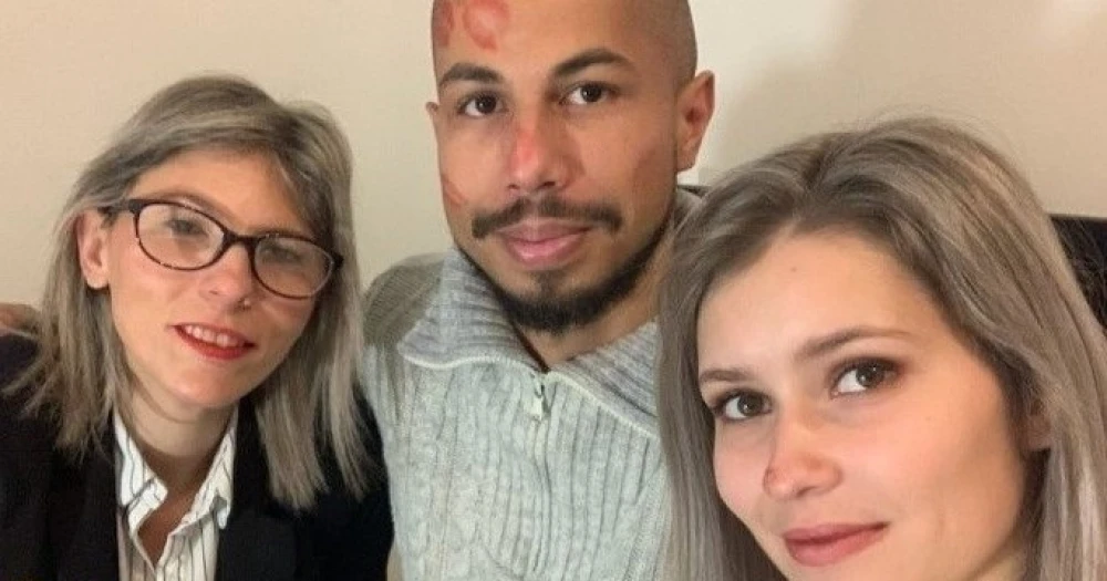 Yummy noun's, Chloé et Bob45 - Deux filles se mettent du rouge à lèvres puis me donnent plein de tendres baisers