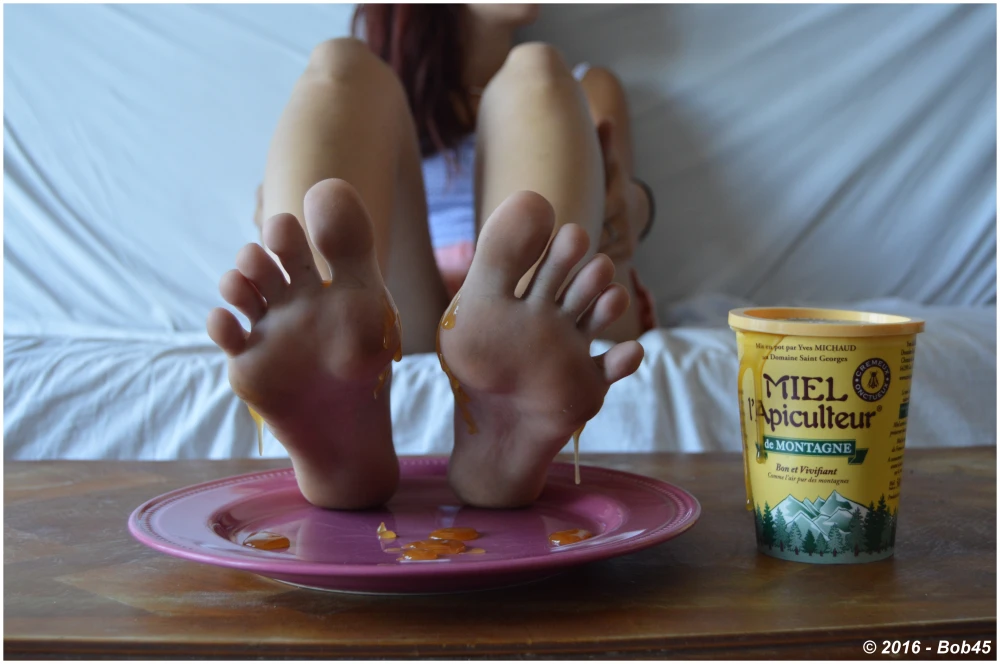 Amanda &amp; Bob45 - Dégustation de pieds féminins somptueux au miel