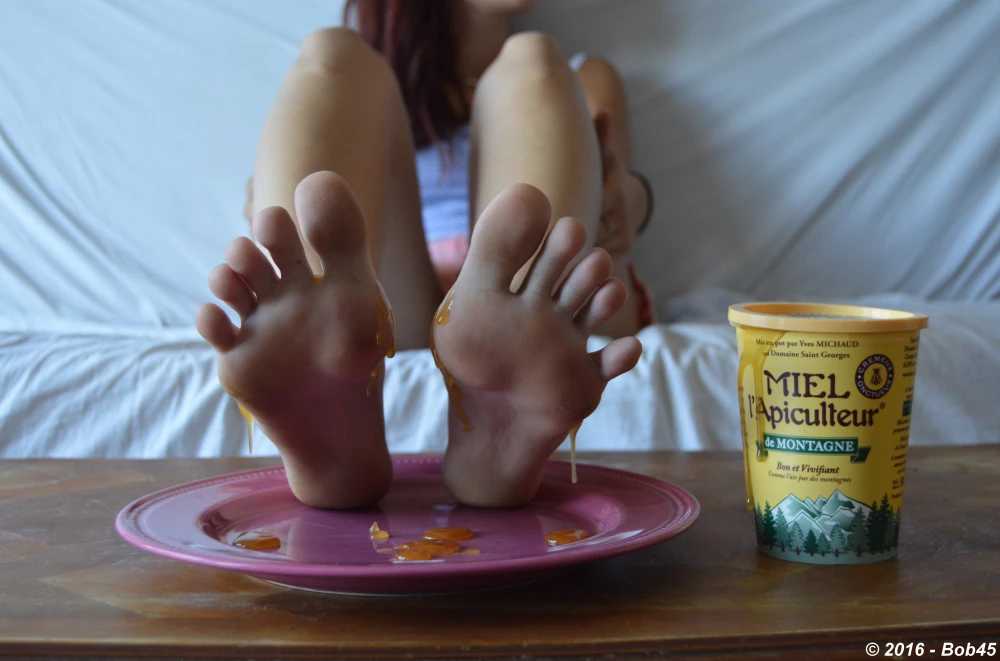 Amanda &amp; Bob45 - Dégustation de pieds féminins somptueux au miel