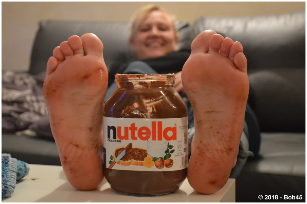Sharon &amp; Bob45 - Avant de passer une nuit torride, elle et moi, je dévore ses pieds nus avec du Nutella
