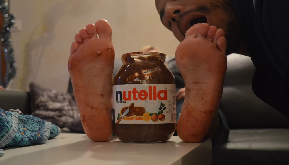 Sharon &amp; Bob45 - Avant de passer une nuit torride, elle et moi, je dévore ses pieds nus avec du Nutella