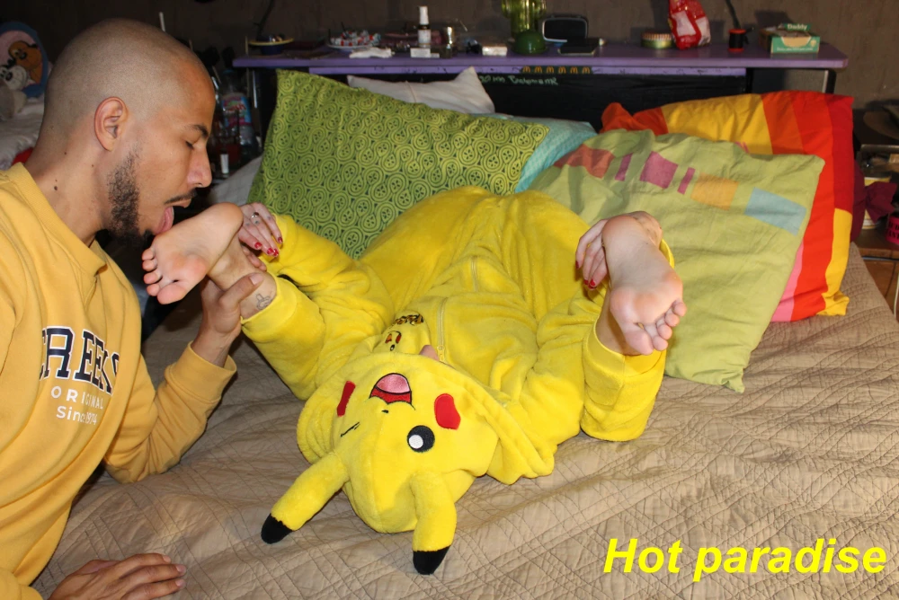 Jouanna &amp; Bob45 - Cette jeune femme adore ses petits pieds et me laisse les embrasser et les lécher 