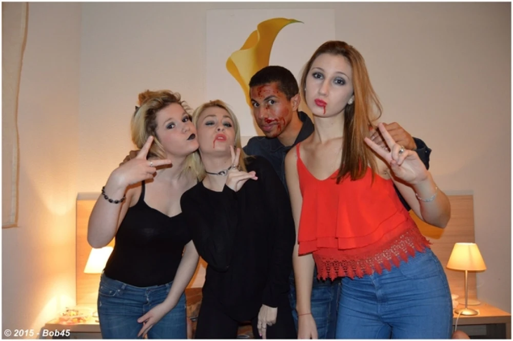 Cassy, ​​Mymy42, Roxanette et Bob45 - Soirée "Foot fetish" avec 3 filles pour Halloween 