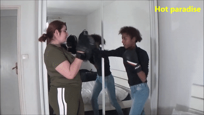 Audrey, Donna et Calista - Une championne de boxe s'entraîne avec deux autres filles