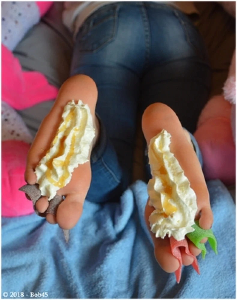 Savana &amp; Bob45 - Bonbons, crème fouettée, miel… sous les pieds parfaits de la reine des licornes, si charmante et si délicieuse