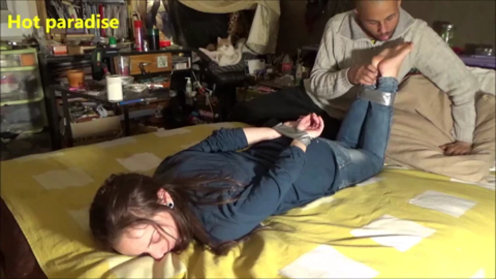 Jouanna &amp; Bob45 - Je lèche les pieds d'une femme aux chevilles et aux poignets liés