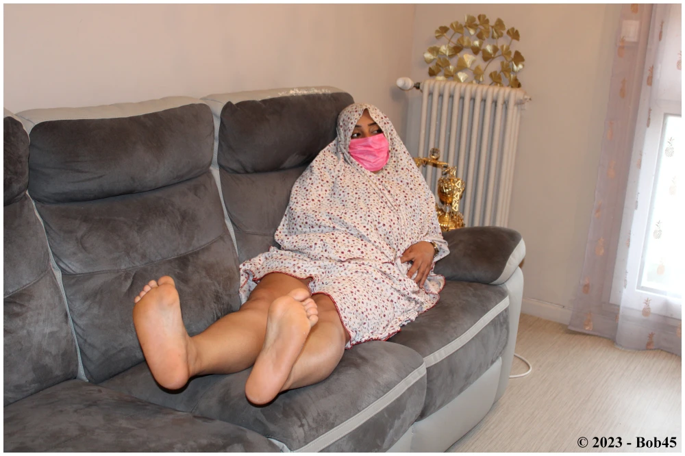 Amira &amp; Bob45 - Dans un quartier sensible, une femme musulmane voilée me présente ses pieds nus 