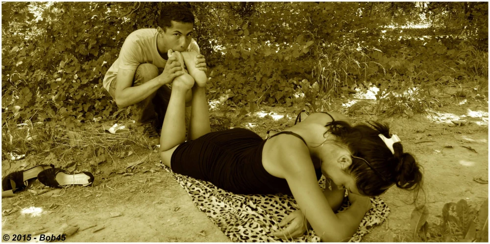 Jessy &amp; Bob45 - Moment exceptionnel avec une déesse qui découvre le fétichisme des pieds et qui adore ça ! 