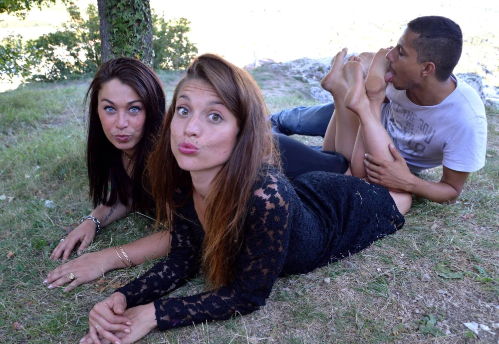 Mama, Rikku &amp; Bob45 - J'embrasse et lèche les magnifiques pieds nus de deux ravissantes déesses