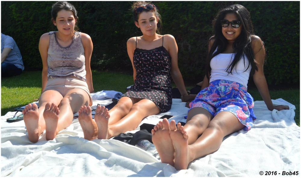 Laureana, Thereza et Contanca - Trois jeunes Sud-Américaines accostées par un jeune couple de touristes à Paris