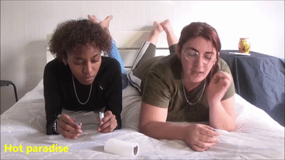 Donna &amp; Audrey - 34 éternuements féminins