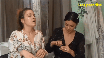 Pétunia &amp; Camelia - 38 éternuements féminins 